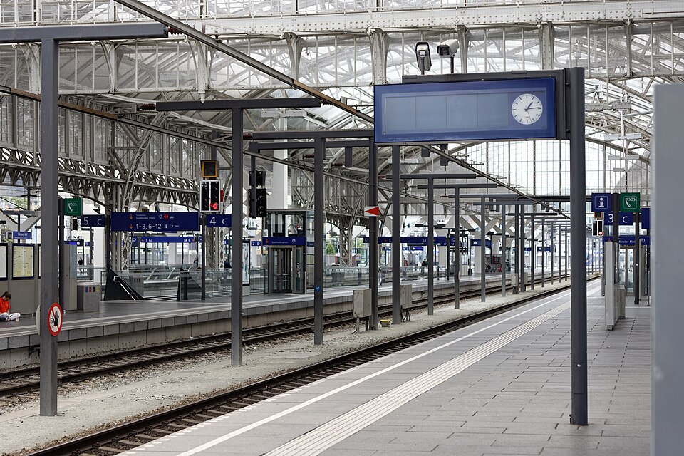 Bahnsteige und Gleise im modernen Salzburger Hauptbahnhof